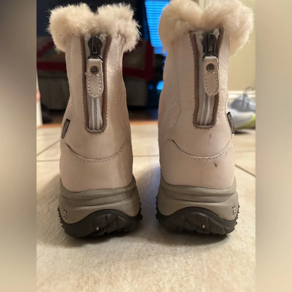 The North Face boots 200 gram primaloft insulation women’s size 6